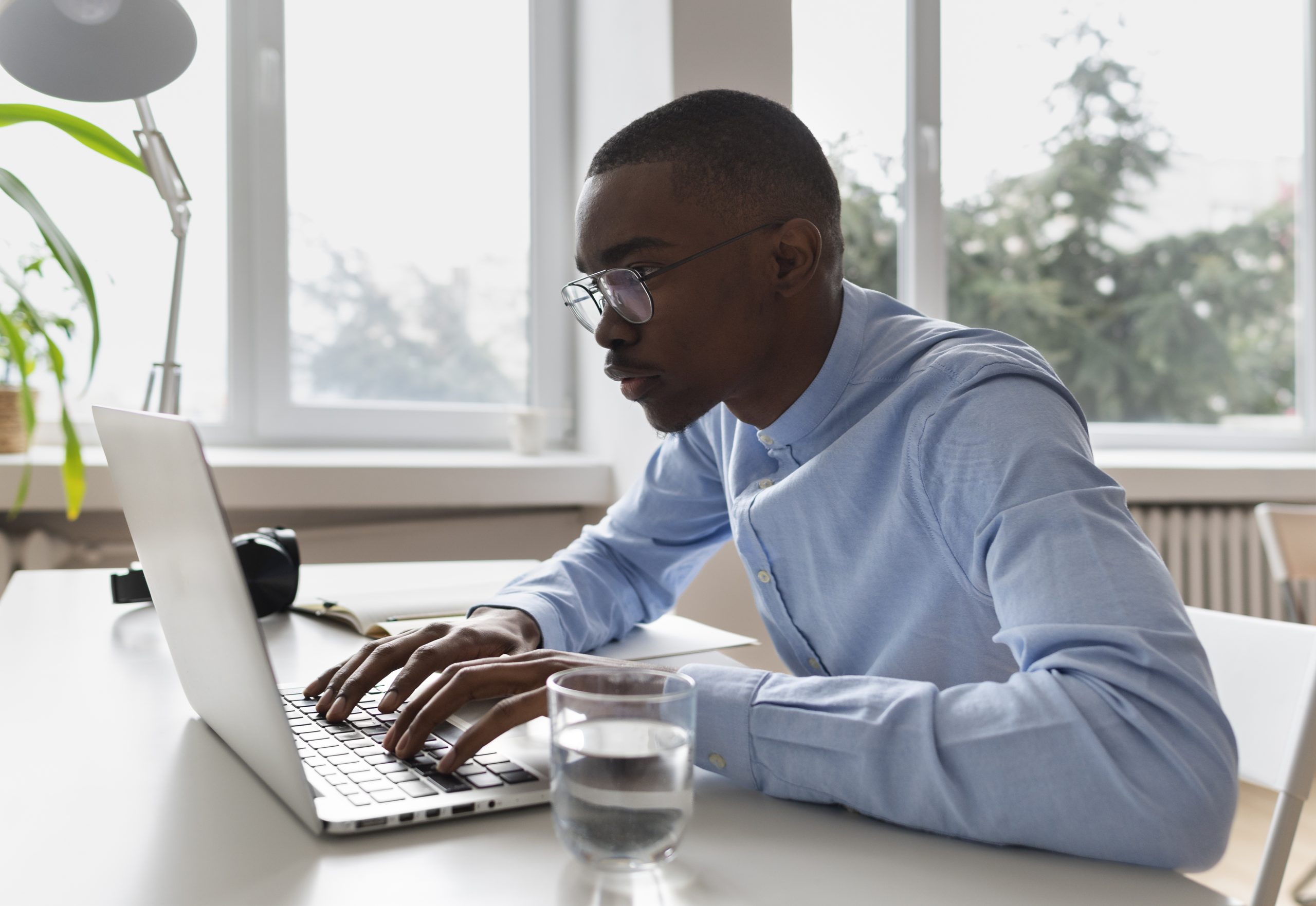social-integrated-person-workspace